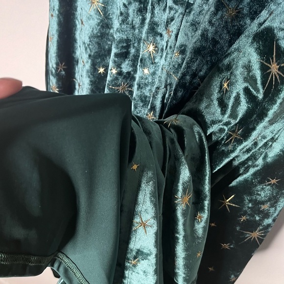 Her Universe Retro Star Velvet Dress Plus Size - Picture 9 of 15